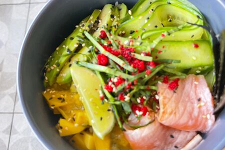 Поке с опальным лососем