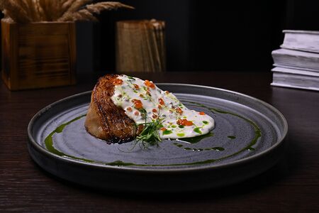 Стейк из капусты с сливочно-икорным соусом