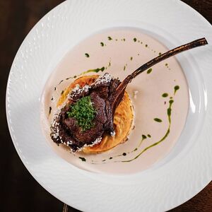 Корейка оленя на картофельном пироге с капустой и грибами