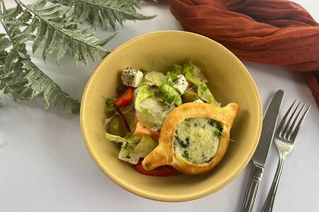 Салат Греческий с хачапури по-аджарски