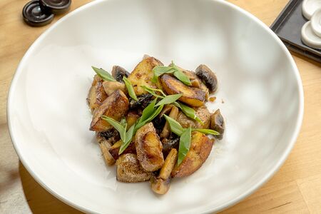 Жареный картофель с грибами