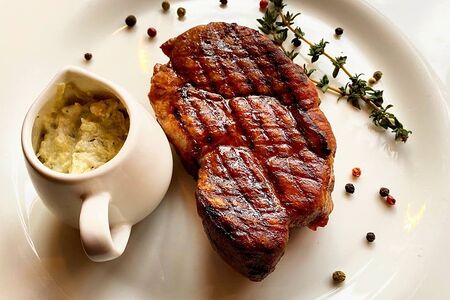 Стейк из cвинoй шеи