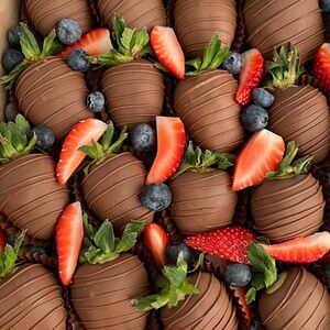 Клубника в шоколаде в крафте с голубикой