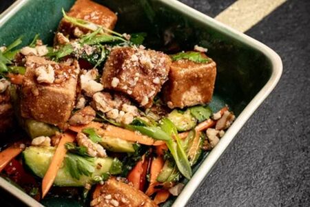 Салат с хрустящим тофу и соусом Фо Ха Код Фо Ха