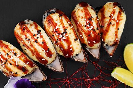 Запеченные мидии Киви под сырно-чесночным соусом