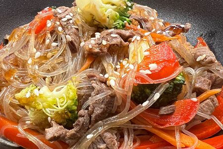 Фунчоза с говядиной и овощами в устричном соусе