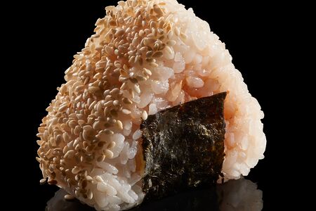 Онигири с лососем