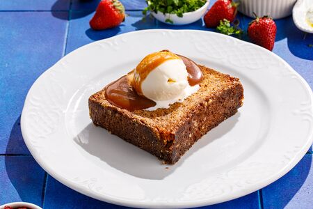 Французкий тост с мороженым и карамельным соусом