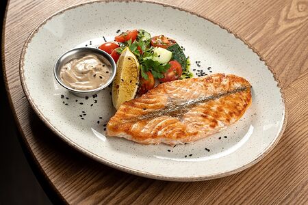 Стейк из семги на гриле