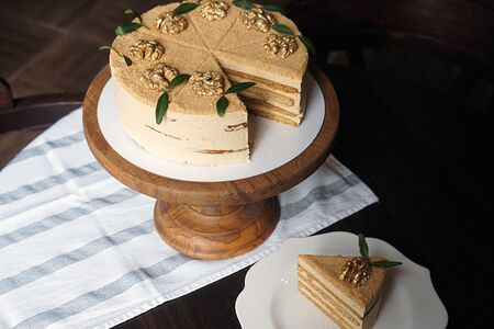 Медовик с варёной сгущёнкой