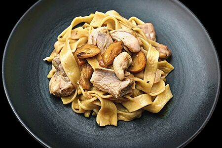 Феттуччине с курицей и грибами в сливочном соусе