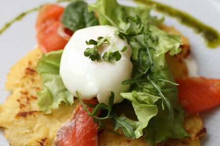 Картофельные драники с лососем и яйцом пашот