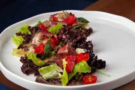 Салат с телятиной и печёным перцем