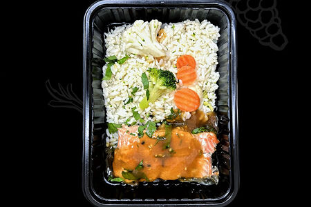 Рис с овощами, кетой и паназиатским соусом