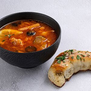 Суп «Мясная солянка» с чесночной булочкой