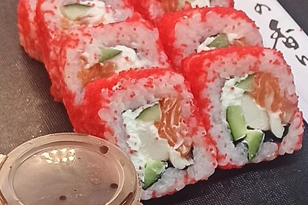 Ролл Филадельфия в масаго с лососем