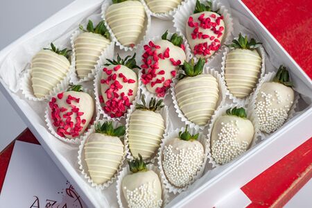 Клубника в шоколаде - белая клубничка