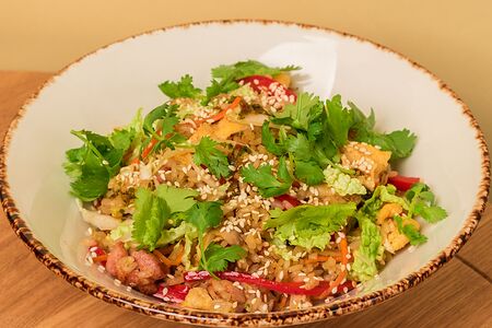 Жареный рис с цыпленком, овощами и яйцом