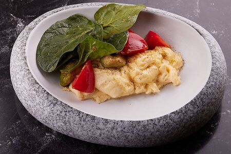 Скрэмбл с авокадо, томатами и трюфельным маслом