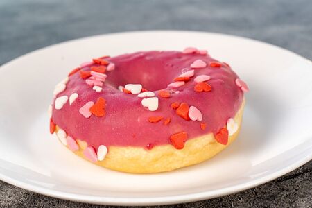 Пончик с клубничной начинкой