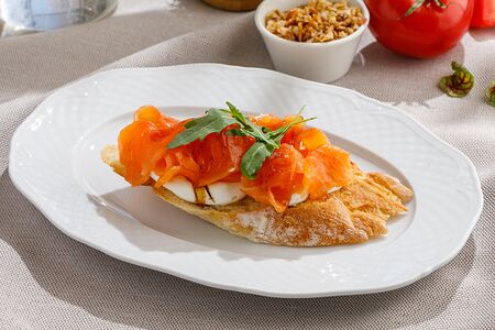 Тартин с лососем и сливочным сыром