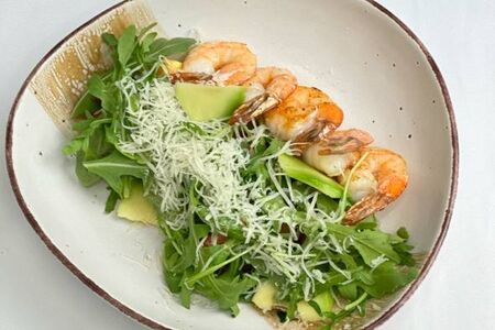 Салат руккола с креветками и томатами