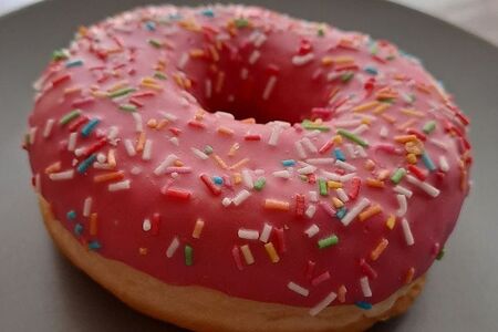 Пончик с ягодной начинкой 