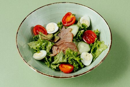 Салат с копченым тунцом