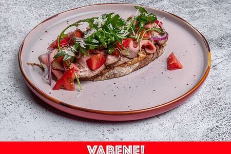 Брускетта с ростбифом и томатами