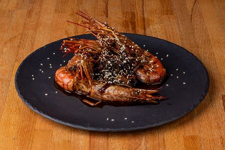 Пряные лангустины в соевом соусе с кунжутом