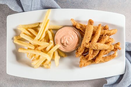 Хрустящие куриные палочки в панировке с фри и соусом
