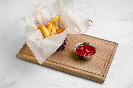 Картофель по-деревенски с кетчупом