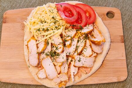 Закрытая пицца с курицей