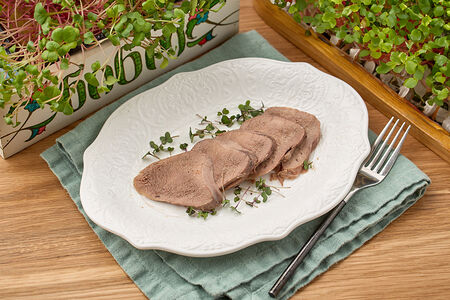 Отварной говяжий язык с горчицей и грецким орехом