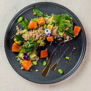 Салат с киноа и лососем в соусе терияки