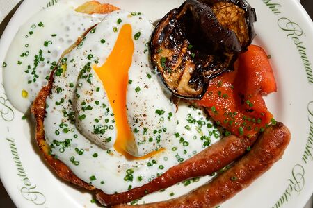 Картофельные оладьи с говяжьей колбаской, яйцом и муссом из пармезана