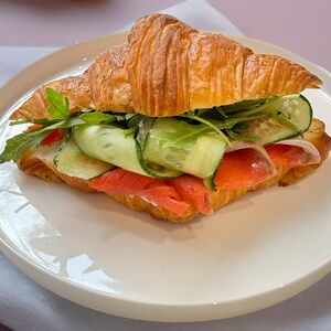 Сэндвич с красной рыбой