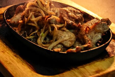 Шипящая сковорода с говядиной