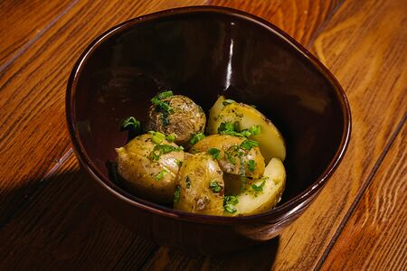 Молодой картофель с розмарином 