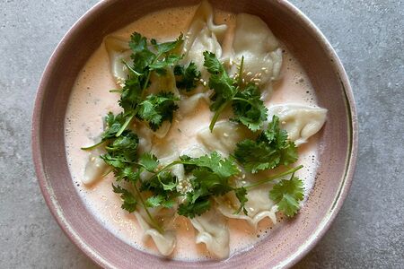 Пельмени с креветкой и сливочно-икорным соусом 