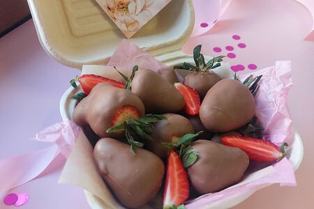 Бенто-бокс с клубникой в шоколаде