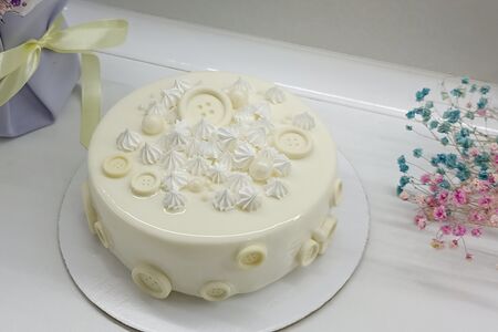 Муссовый торт белый с шоколадными пуговками и мини-безе