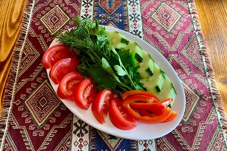 Ассорти из свежих овощей с зеленью