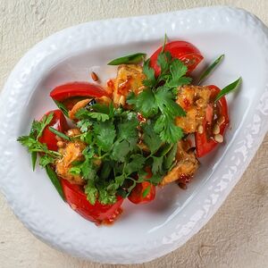 Теплый салат из баклажанов с томатами