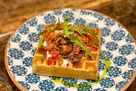 Вафля с томленой говядиной и маринованным сельдереем