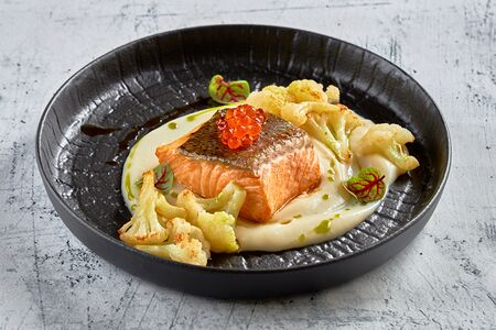 Форель с кремом из цветной капусты