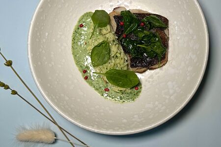 Чёрная треска с орзо в сливочно-шпинатном соусе