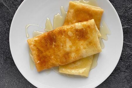 Блины с творожным сыром и мёдом