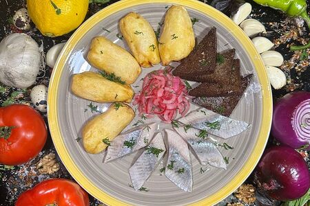 Сельдь с картофелем и гренками