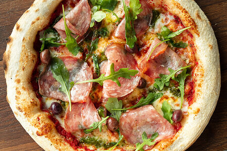 Салями милано с камамбером и песто